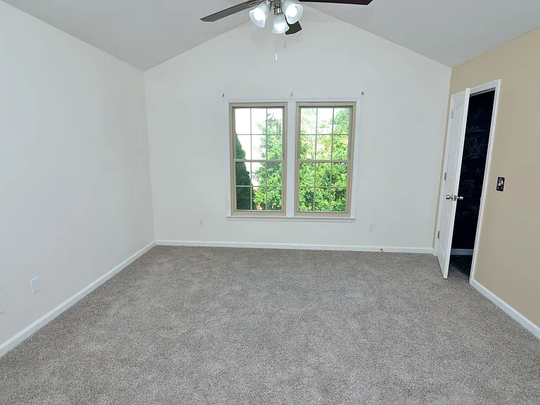 511 Prince Of Wales Ct — Photo 23