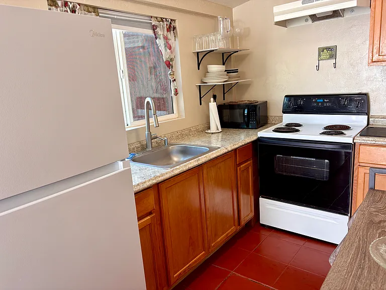 1305 E 9th St #4 — Photo 2