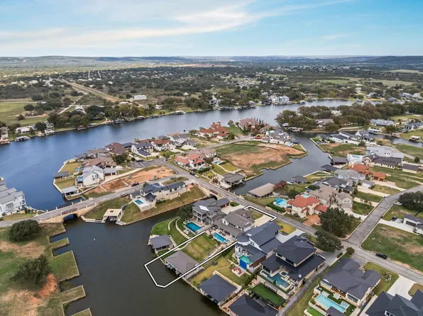 202 Clearwater Dr, Kingsland, TX 78639