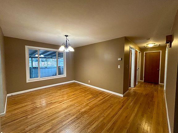 3rd image of 913 E Seattle Ave