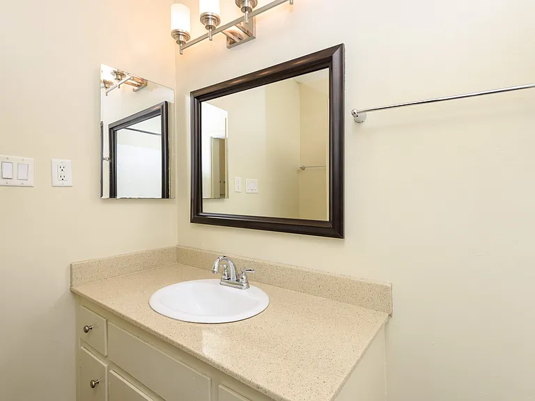 Martin Apartments — Photo 11