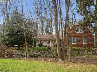 8 Oregon Trl, Morris Plains, NJ 07950