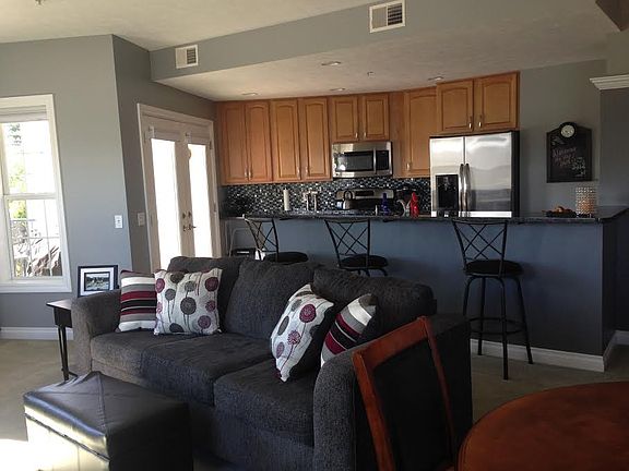 4th image of 401 W Ludington Ave Unit 205