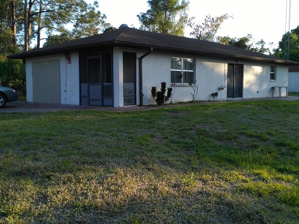 Right side of house. Nice big open lot on this side.