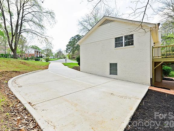 3rd image of 100 Chadmore Dr