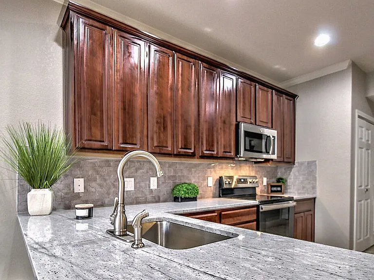 Towne Square Condos — Photo 6