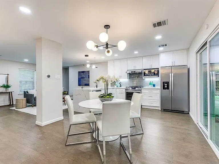 9805 Estate Ln — Photo 13