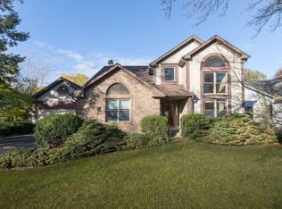 1956 Lake Arlington Dr, Arlington Heights, IL 60004