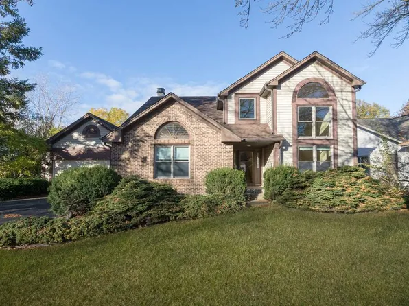 1956 Lake Arlington Dr, Arlington Heights, IL 60004