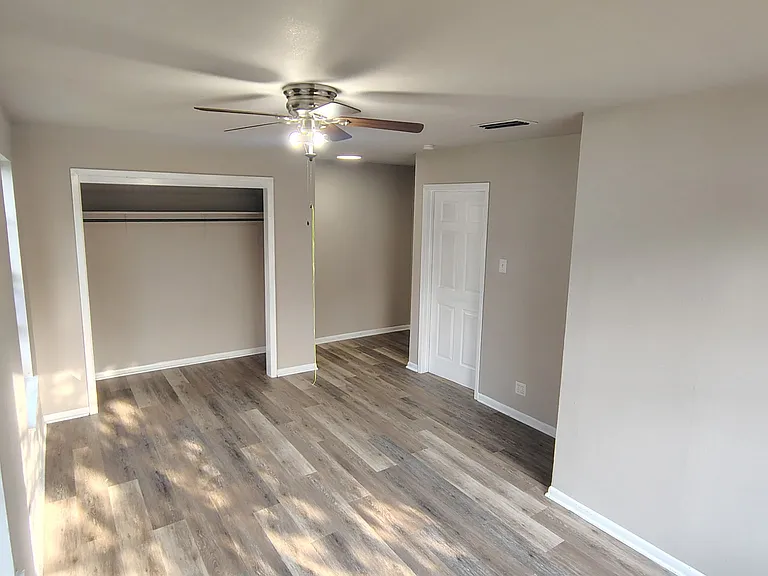 625 W Avenue D — Photo 5
