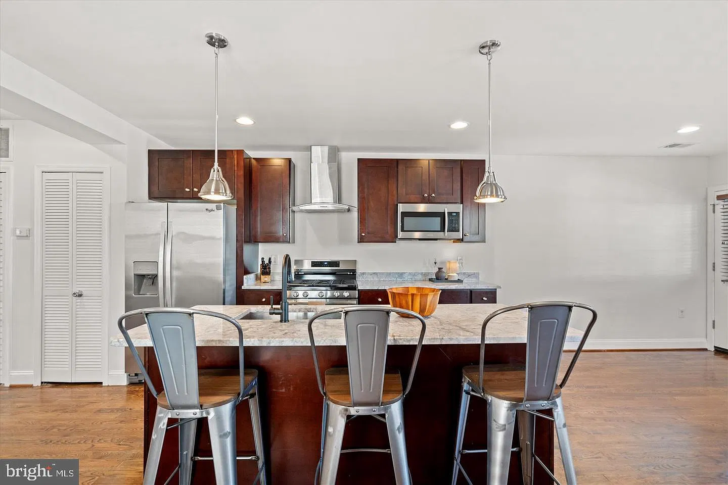 5 bed, 2.5 bath, 1720 sqft, $7,500 — Photo 4