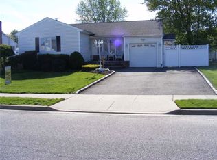45 Vassar Ln, Hicksville, NY 11801