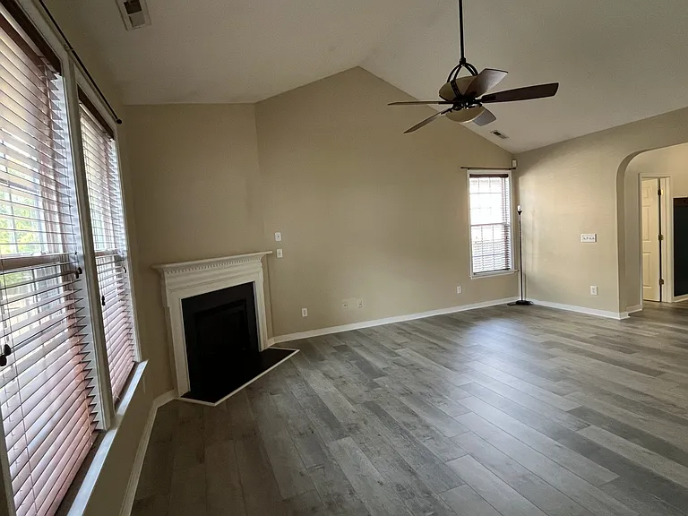 410 Queensbury Ln — Photo 3