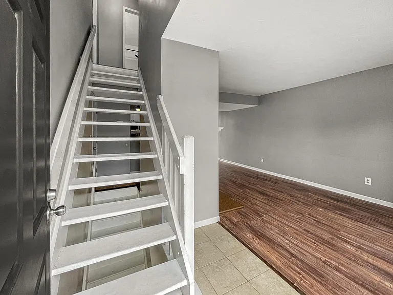 4961 Singleton Dr — Photo 4