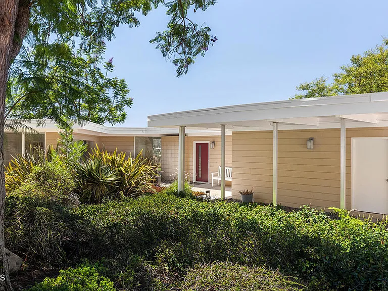 2075 Linda Flora Dr — Photo 2