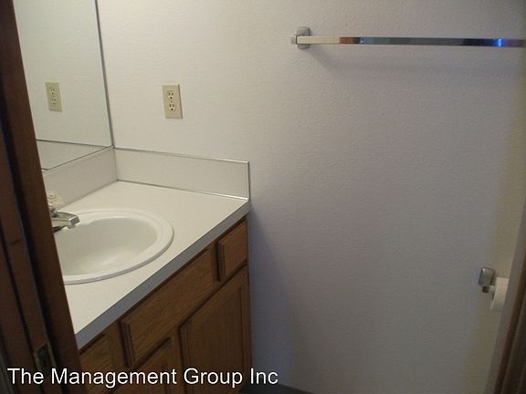 4th image of 102 NE Juniper Ave APT B