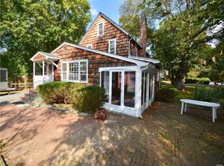 160 Mills Pond Rd, Saint James, NY 11780