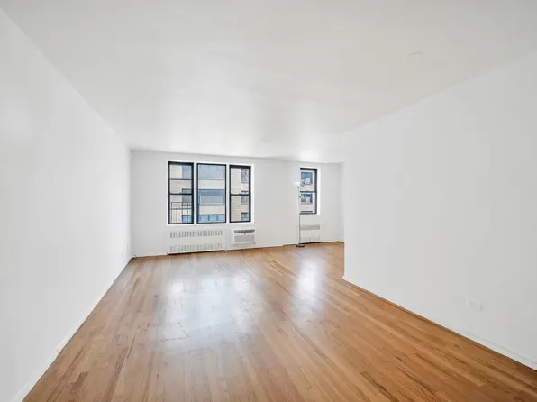 200 East 28th Street image 2 of 8