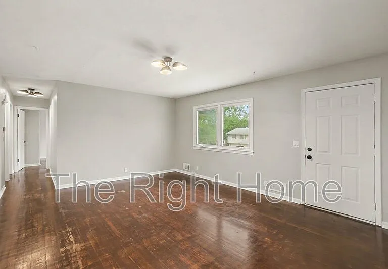 6929 N 64th St — Photo 5
