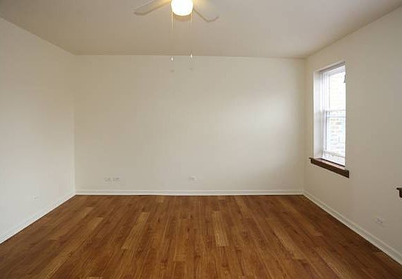3rd image of 4241 N Kenmore Ave Unit 105
