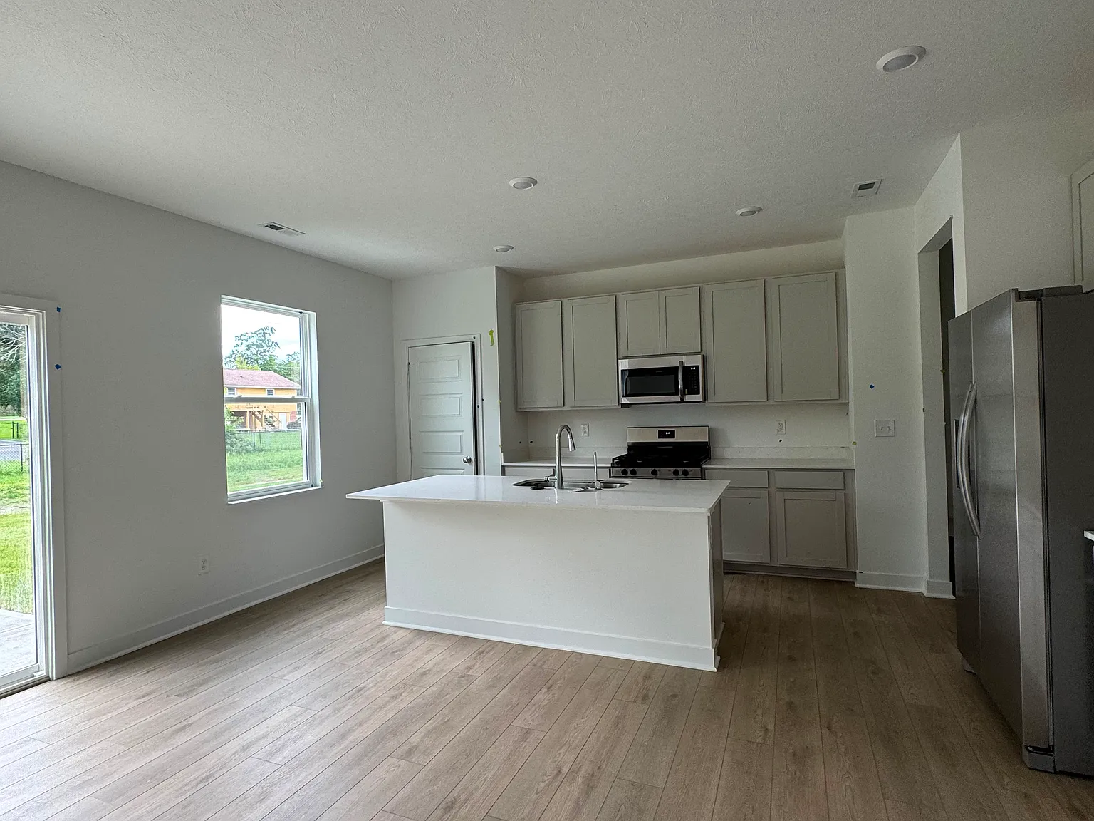 5 bed, 2736 sqft, $2,745 — Photo 3