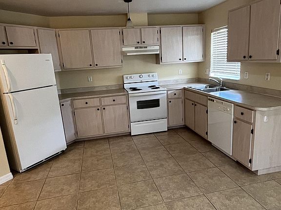 5th image of 831 NE 15th Ln