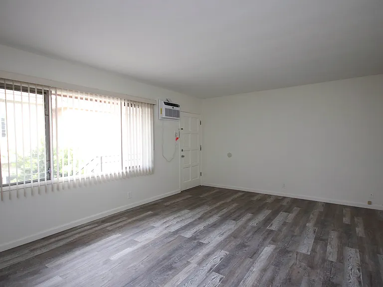 207 S 3rd Ave #7 — Photo 5