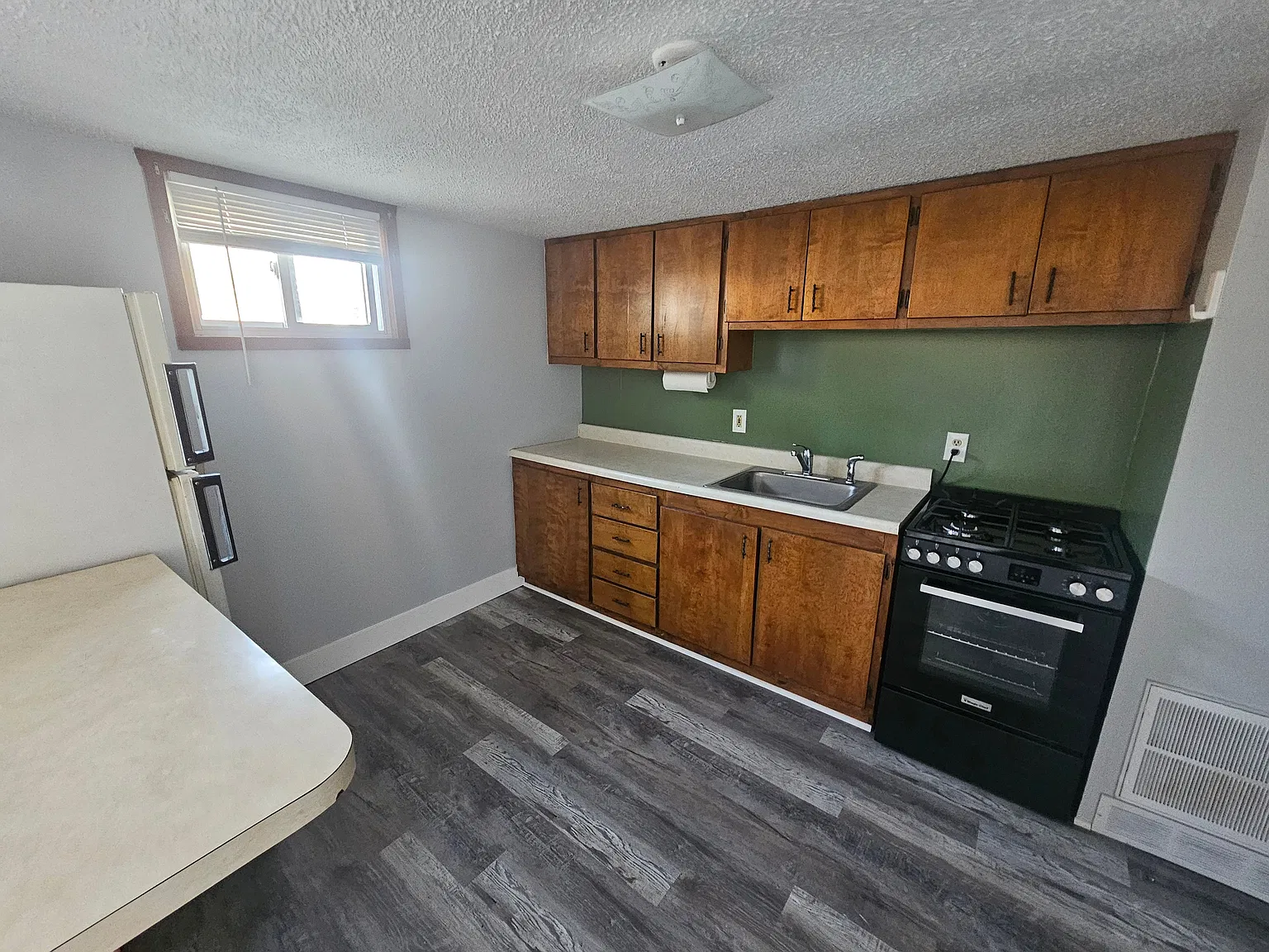 2 bed, 1.0 bath, $800 — Photo 3