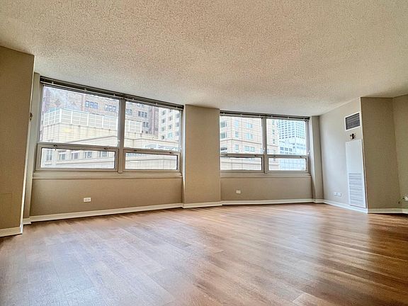 3rd image of 747 N Rush St #22