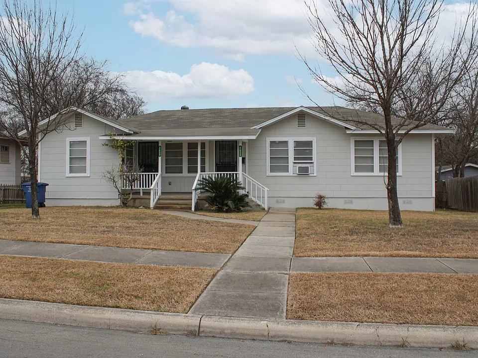 2825 W Woodlawn Ave