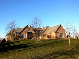 7549 W Highland Ridge Dr, Mequon, WI 53092