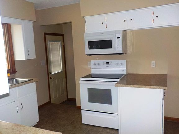 3rd image of 21461 Inwood Ave N