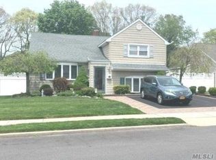 15 Poplar St, Massapequa, NY 11758