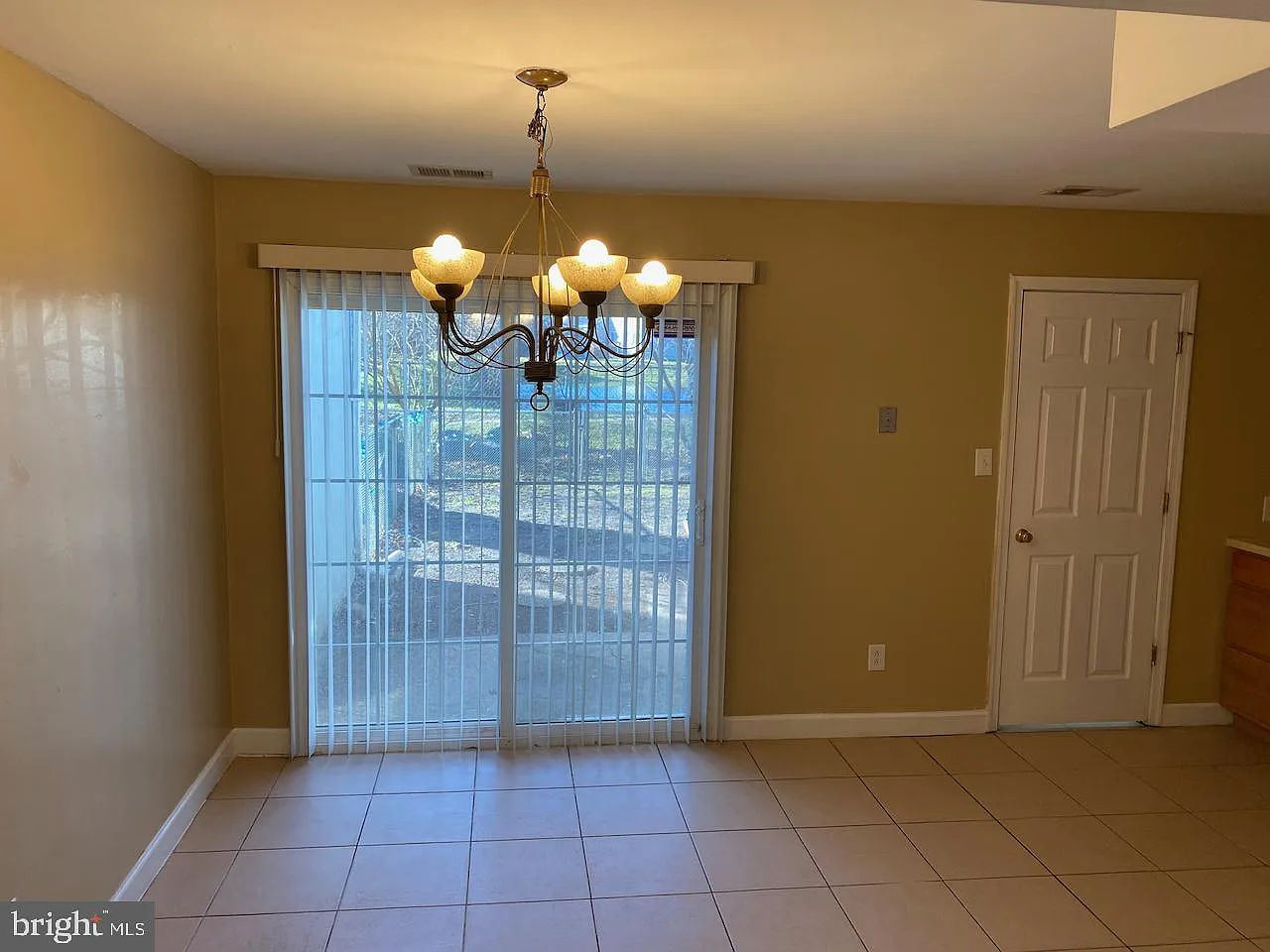 3 bed, 1.5 bath, 1224 sqft, $1,450 — Photo 2