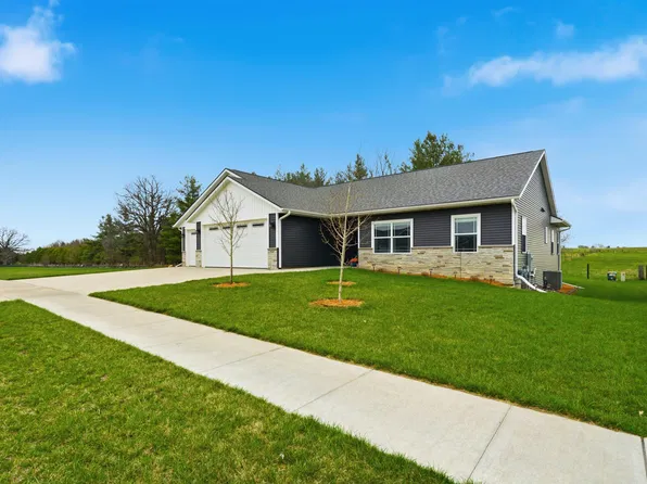 924 White Oak St, Manchester, IA 52057