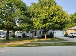 314 E Pine Ave, Roselle, IL 60172