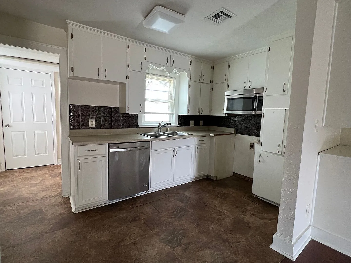 1601 Nw Bell- Available Now! — Photo 3