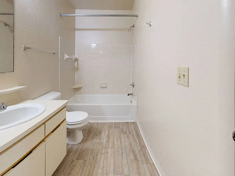 Irish Hills Apartments — Photo 19