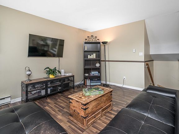 4th image of 11869 223rd St #1