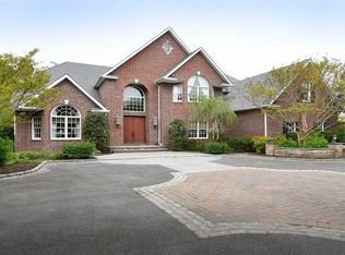 29 Hart Pl, Dix Hills, NY 11746