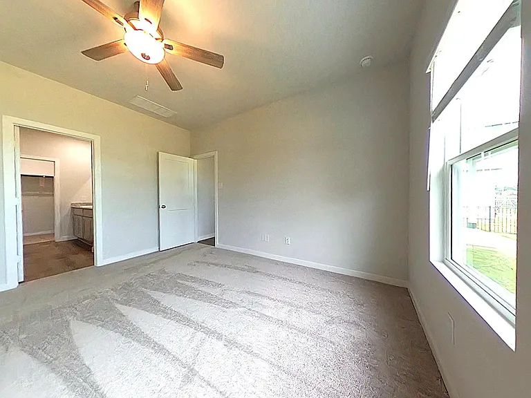 523 Shoreview Dr — Photo 2