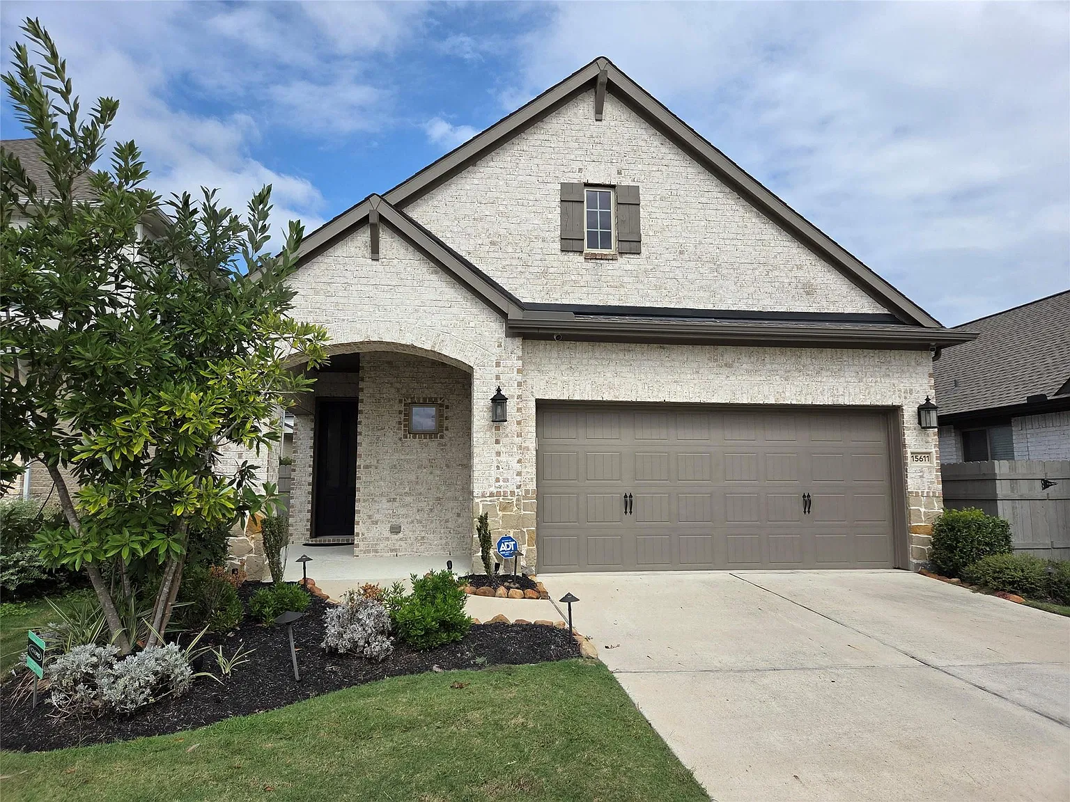 3 bed, 2.0 bath, 1871 sqft, $3,000 — Photo 1