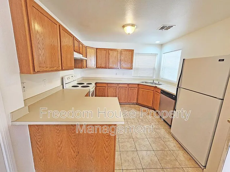 2341 E Calvada Blvd #2 — Photo 8