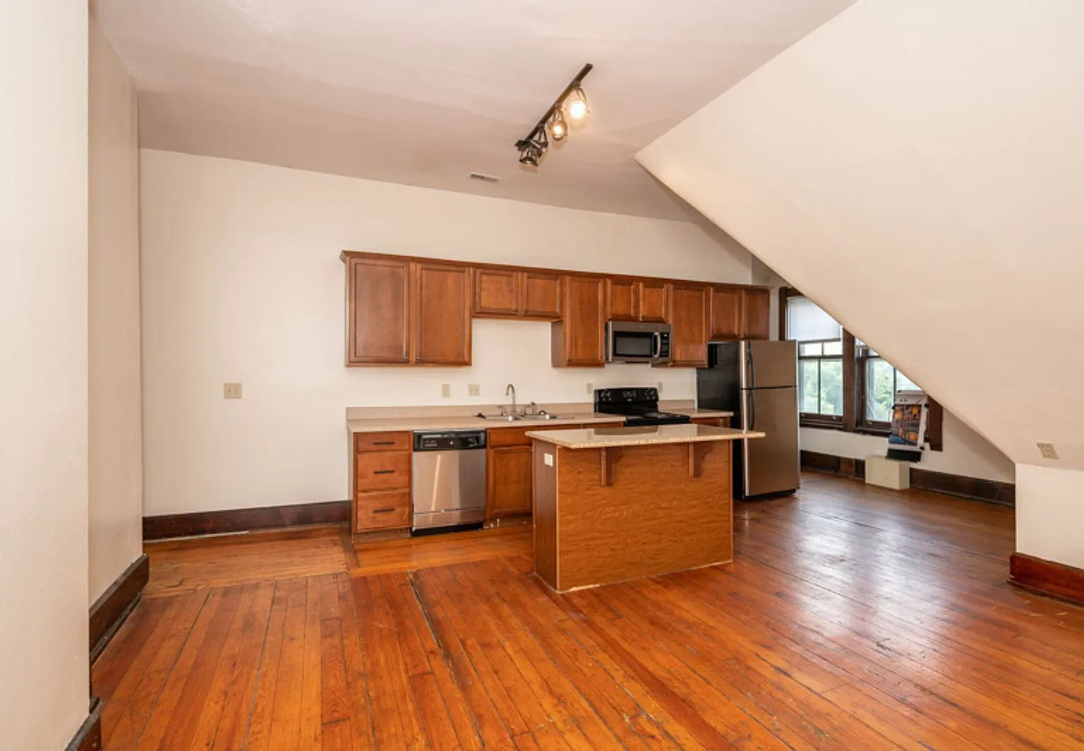 5 bed, 2.0 bath, $4,000 — Photo 2