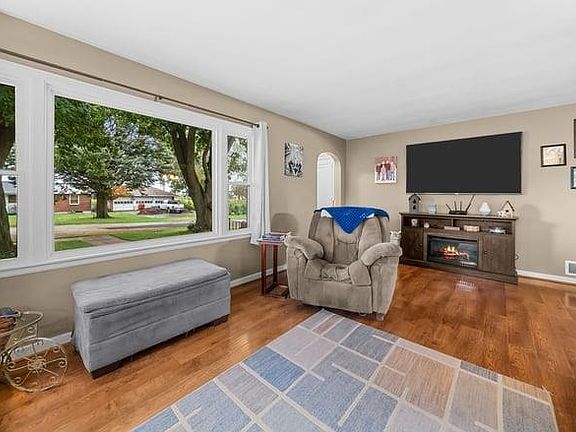 4th image of 110 N Maple Ave