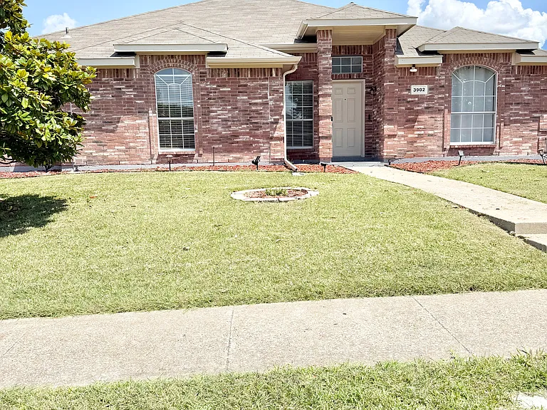 3902 Hudson Dr — Photo 1