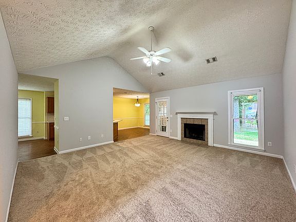 Living Room - 17'4"x16'10"