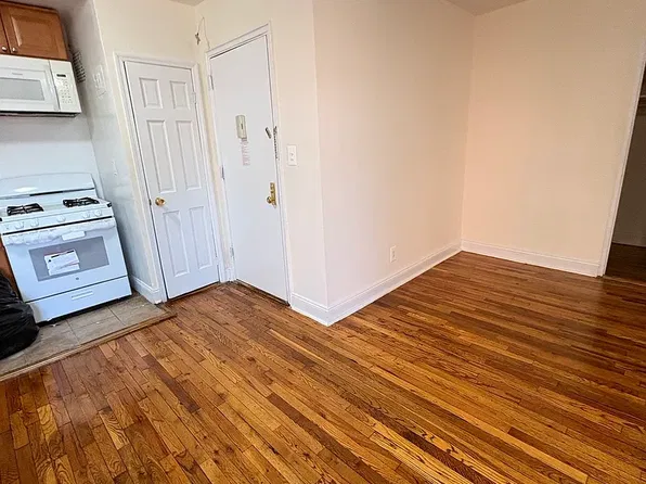 1822 21st Ave APT 1C, Astoria, NY 11105