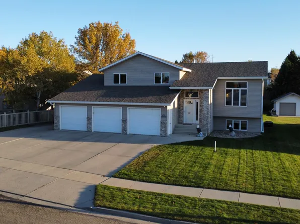 3043 Cody Dr, Bismarck, ND 58503