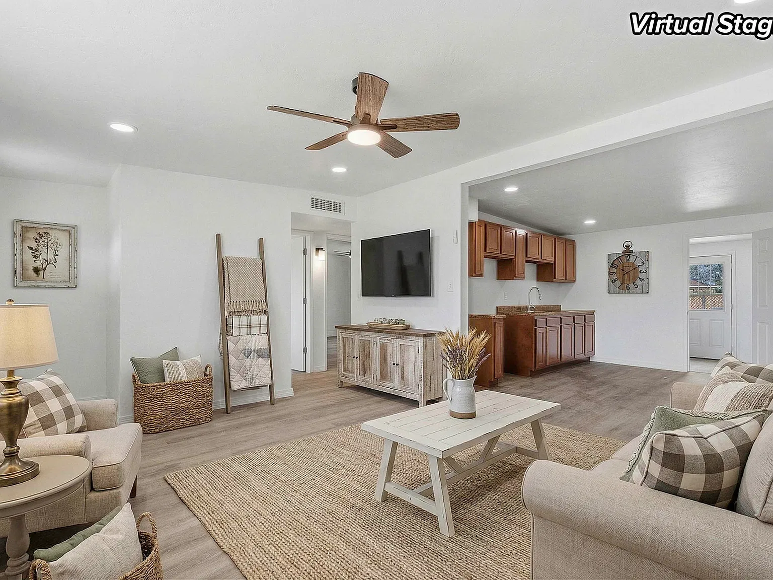 2519 E Parkside Dr — Photo 2